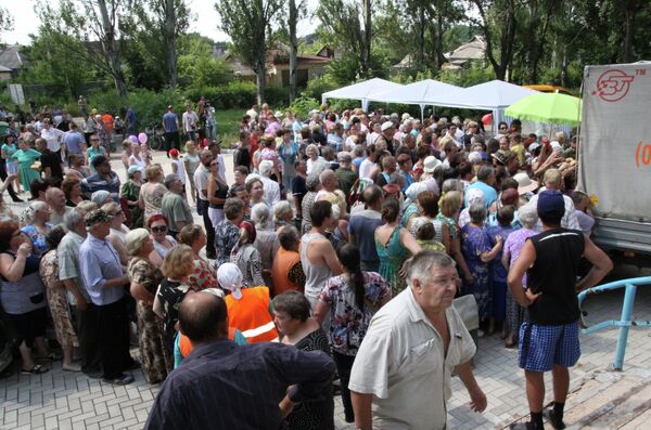 Жители Донецка во время акции Хлеб в каждый дом, прошедшей в Куйбышевском районе Донецка