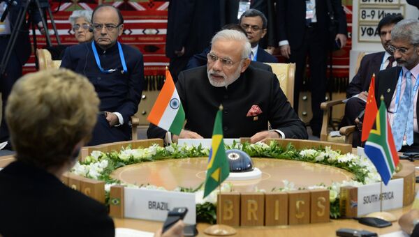 Премьер-министр Республики Индия Нарендра Моди во время встречи с лидерами БРИКС в узком составе на саммите в Уфе. 9 июля 2015.