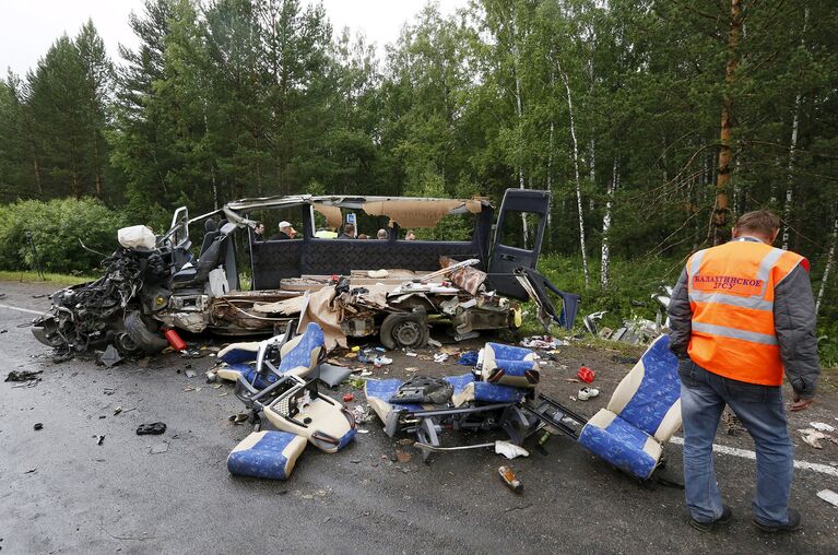 На месте ДТП с участием микроавтобуса и рейсового автобуса в Красноярском крае