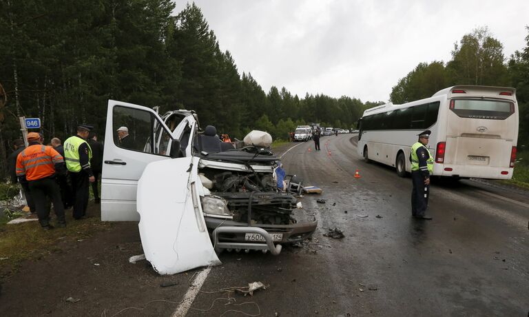 На месте ДТП с участием микроавтобуса и рейсового автобуса в Красноярском крае