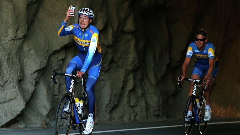 Шведский велосипедист делает селфи на шоссе в Испании. 2014 год