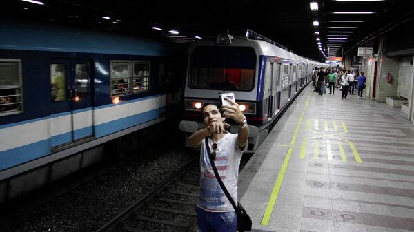 Египтянин делает селфи на станции метро в Каире. 