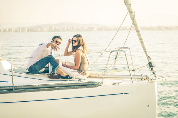 Пара делает селфи во время отдыха на яхте