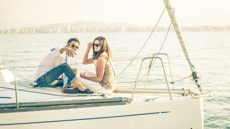 Пара делает селфи во время отдыха на яхте