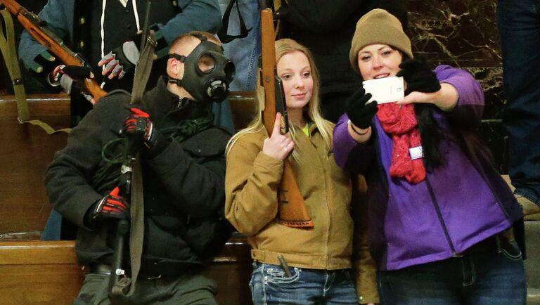 Подростки делают селфи с оружием в Вашингтоне, США. 2015 год