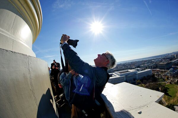 Мужчина делает селфи с помощью фотоаппарата на куполе Капитолия в США. 2013 год