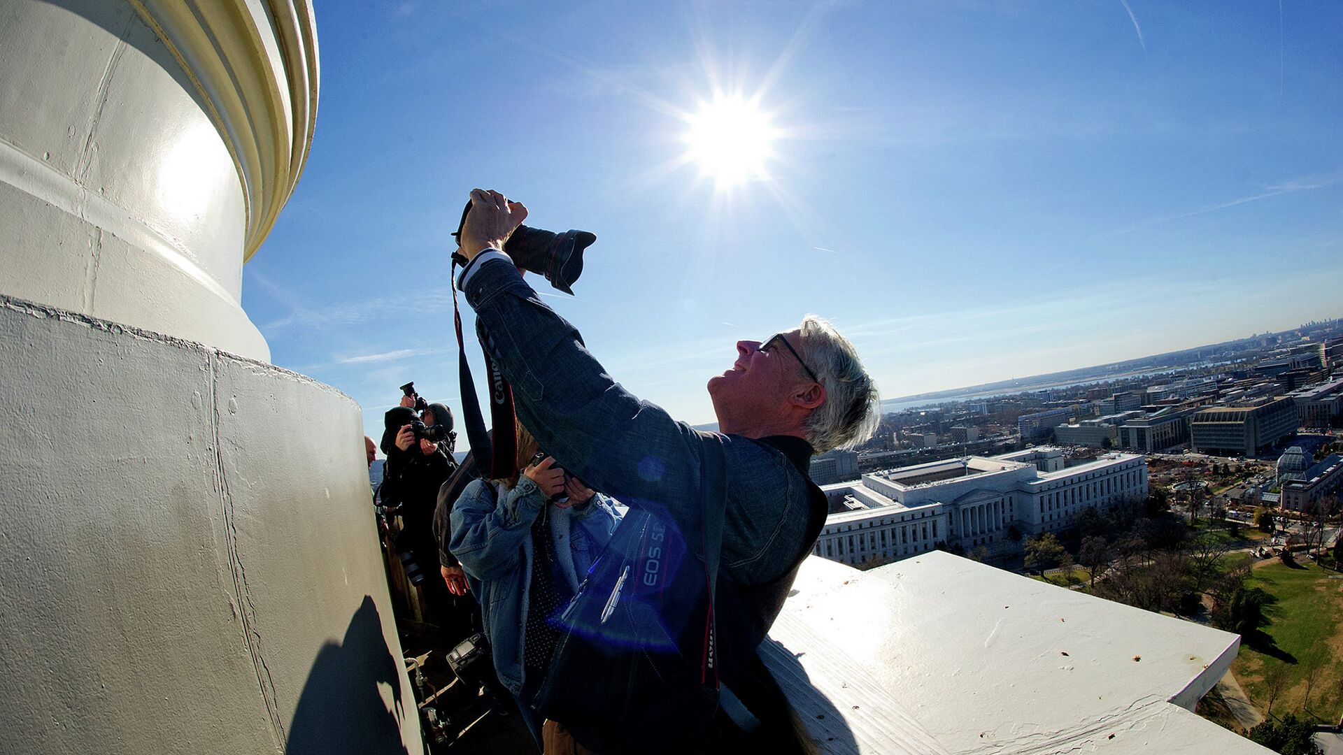 Мужчина делает селфи с помощью фотоаппарата на куполе Капитолия в США. 2013 год - РИА Новости, 1920, 12.11.2021