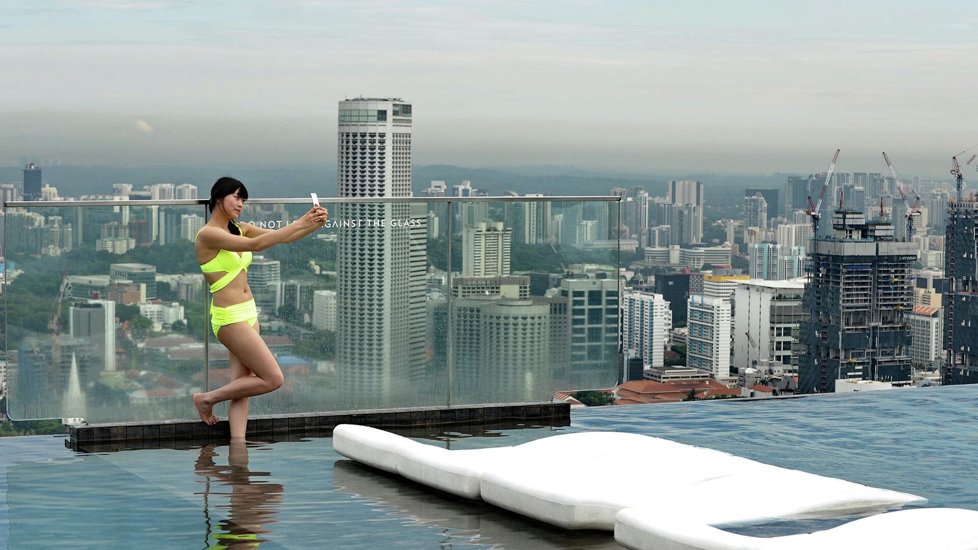 Посетительница бассейна на крыше небоскреба в Сингапуре. 2014 год - РИА Новости, 1920, 05.07.2021