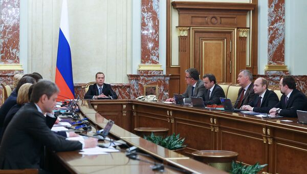 Председатель правительства России Дмитрий Медведев проводит совещание с членами кабинета министров РФ. Архивное фото