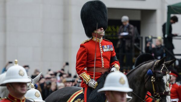 Солдат Королевской гвардии проезжает на лошади по площади у собора Святого Павлаа