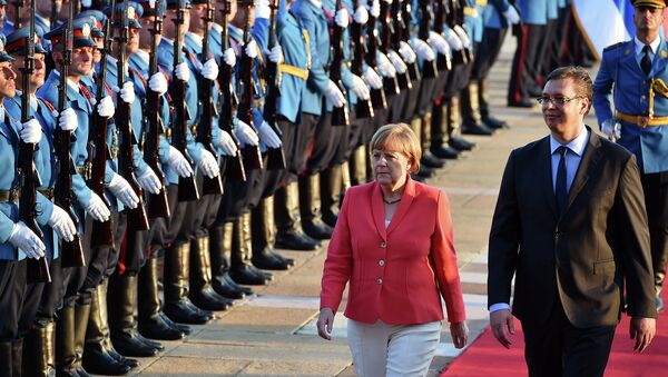Канцлер Германии Ангела Меркель и премьер-министр Сербии Александр Вучич обходят почетный караул в Белграде