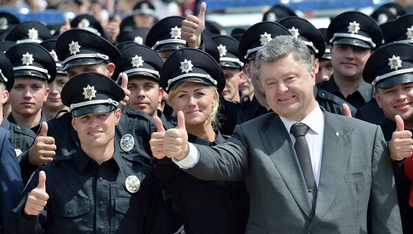 Президент Украины Петр Порошенко вместе с новыми сотрудниками патрульной полицейской службы в Киеве