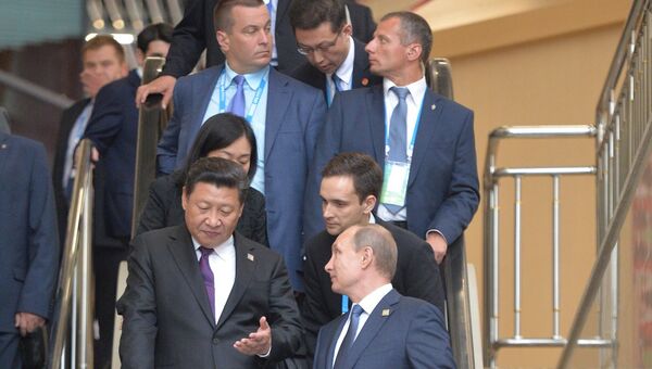 Президент Российской Федерации Владимир Путин и Председатель Китайской Народной Республики Си Цзиньпин перед началом встречи лидеров БРИКС в расширенном составе. Архивное фото