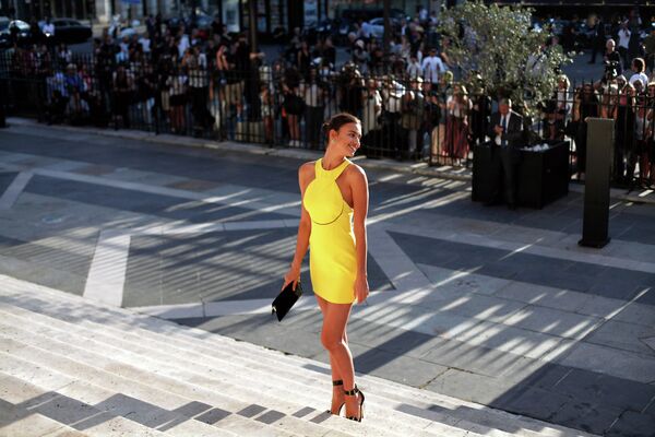 Российская супермодель прибывает на показ Versace в рамках Недели высокой моды в Париже. Июль 2015