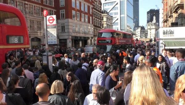Жизнь без метро: давка в автобусах и очереди на остановках в Лондоне