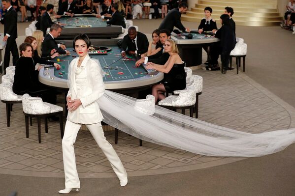Американская супермодель Кендалл Дженнер во время показа коллекции Карла Лагерфельда. Неделя высокой моды в Париже. Июль 2015