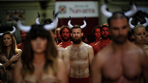 Протестующие против традиционного забега быков на ежегодном фестивале Сан-Фермин в Памплоне, Испания