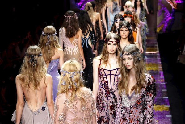 Показ коллекции Versace в рамках Недели высокой моды в Париже. Июль 2015