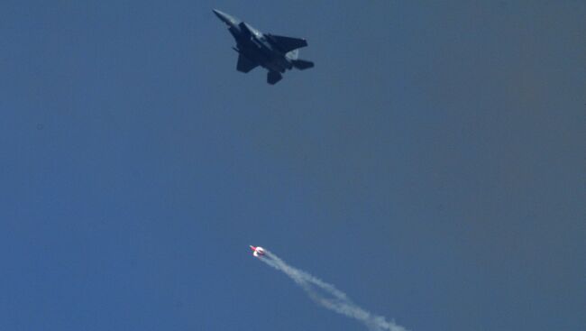 Сброс бомбы B61-12 без заряда с истребителя F-15E на полигоне Тонопа в штате Невада, США