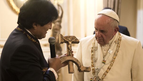 Президент Боливии Эво Моралес вручает Папе Римскому распятие в виде серпа и молота