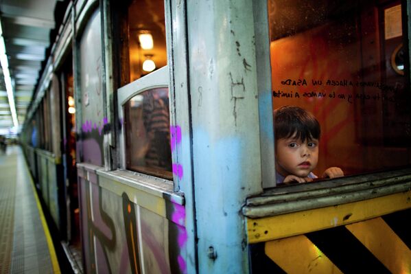 Ребенок в метро Буэнос-Айреса, Аргентина
