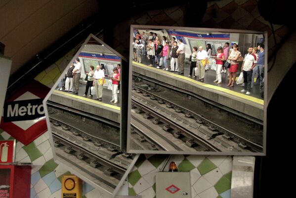Пассажиры в метро Мадрида