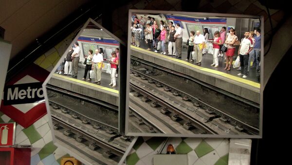 Пассажиры в метро Мадрида. Архивное фото