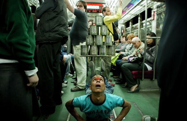 Жонглер во время представления в метро Буэнос-Айреса