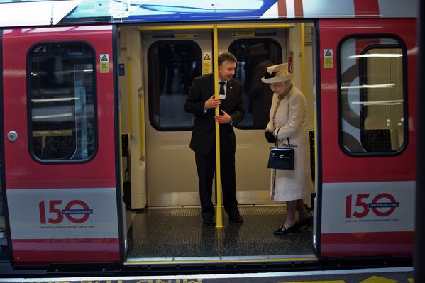 Королева Великобритании Елизавета II на станции метро Baker Street в Лондоне