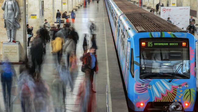 Поезд Краски метро на станции Партизанская, запуск которого приурочен к 80-летию Московского метрополитена. Архив