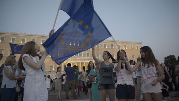 Греки размахивали флагами ЕС на митинге против предложенных Ципрасом реформ