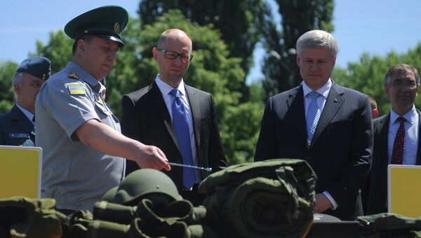 Премьер-министр Канады Стивен Харпер (справа) и и премьер-министр Украины Арсений Яценюк