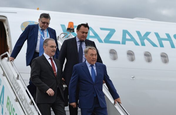 Президент Республики Казахстан Нурсултан Назарбаев, прибывший для участия в саммитах ШОС и БРИКС, в международном аэропорту Уфа