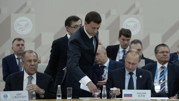 Президент Российской Федерации Владимир Путин во время церемонии подписания совместных документов по итогам заседания Совета глав государств-членов ШОС