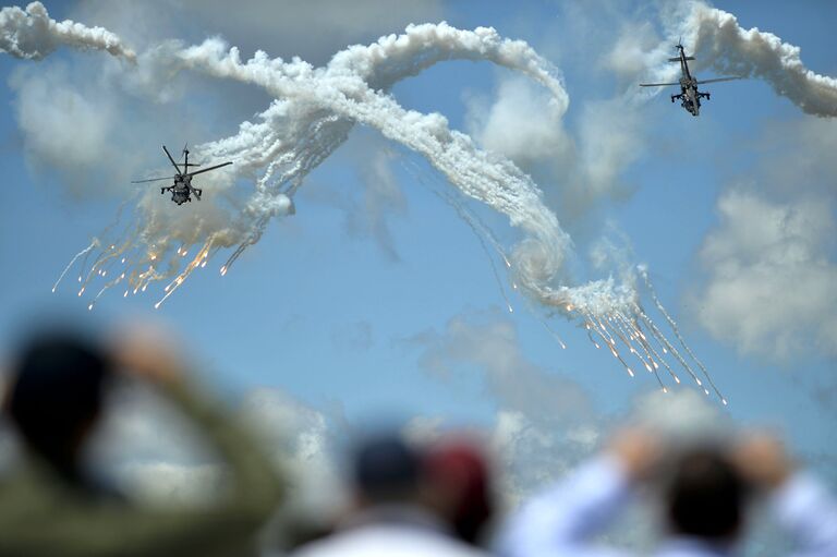 Пилоты ВВС Колумбии выполняют трюки на вертолетах Blackhawk -Arpia во время фестиваля F-Air