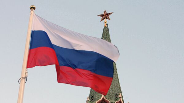 Российский государственный флаг на фоне кремлевской башни.Архивное фото