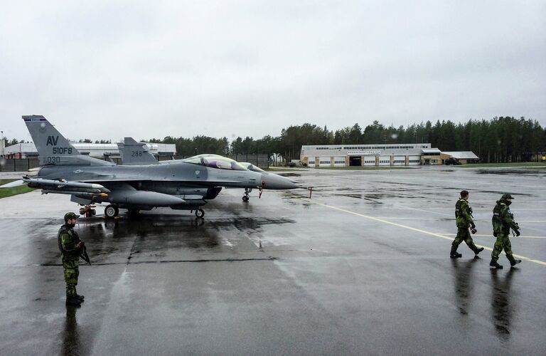 Американские истребители на аэродроме в Швеции во время учений войск НАТО в Балтийском регионе Американские истребители на аэродроме в Швеции во время учений войск НАТО в Балтийском регионе