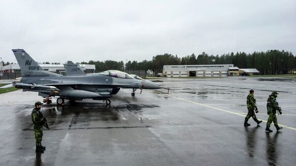 Американские истребители на аэродроме в Швеции во время учений войск НАТО