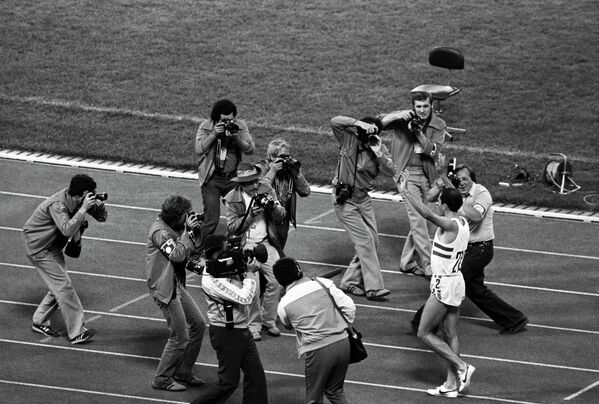 Спортивные фотокорреспонденты во время съемки олимпийского чемпиона в беге на 100 метров Аллана Уэллса из Великобритании