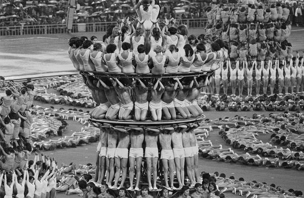 Живая пирамида во время репетиции церемонии открытия XXII Летних Олимпийских игр