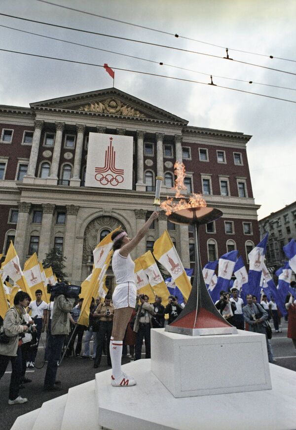 Олимпийская чемпионка по плаванию Марина Кошевая зажигает олимпийский огонь в чаше на Советской площади перед зданием Моссовета