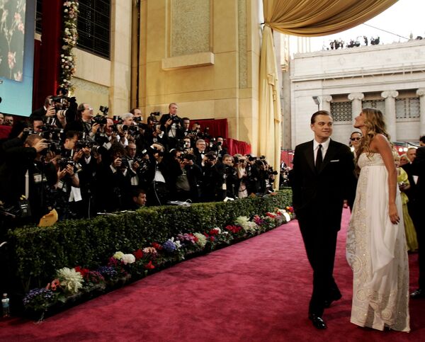 Модель Жизель Бундхен и Леонардо ДиКаприо на церемонии награждения кинопремии Оскар в Лос-Анджелесе. 27 февраля 2005