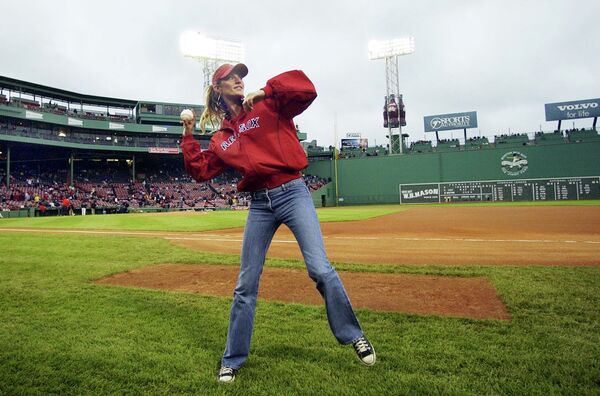 Бразильская модель Жизель Бундхен перед началом бейсбольного матча в Бостоне, США. 25 мая 2004