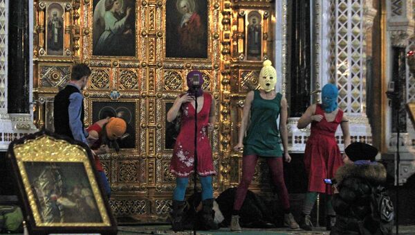 Акция «панк-молебен» арт-группы Pussy Riot в храме Христа Спасителя
