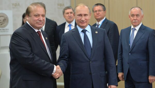 Президент Российской Федерации Владимир Путин с Премьер-министром Исламской Республики Пакистан Навазом Шарифом