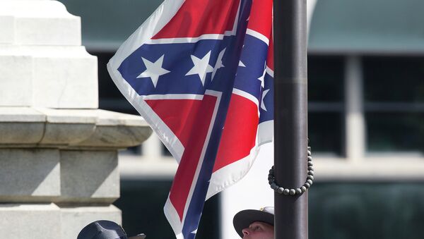 Почетный караул снимает военный флаг Конфедеративных Штатов Америки в Колумбии, Южная Каролина, США