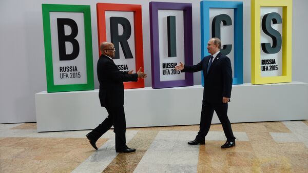 Президент Российской Федерации Владимир Путин и президент Южно-Африканской Республики Джейкоб Зума на церемонии приветствия лидеров БРИКС