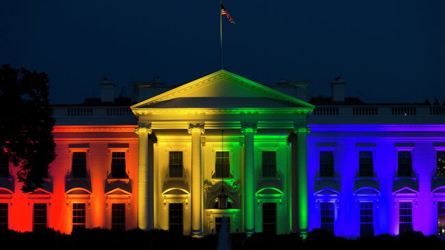 Белый дом в Вашингтоне, подсвеченный цветами флага ЛГБТ, США