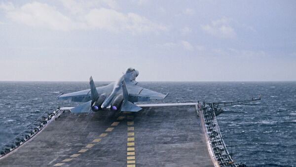 Вылет Су-27К с палубы крейсера. Архивное фото