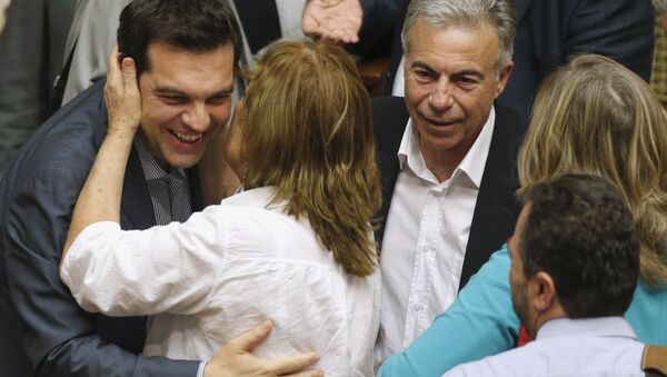 Премьер Греции Алексис Ципрас (слева) в греческом парламенте